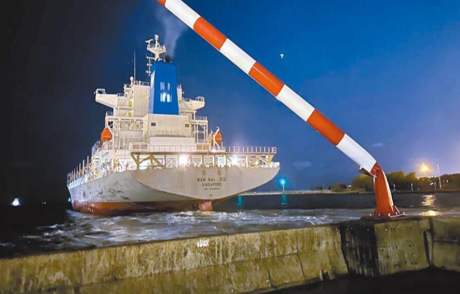 万海集装箱船因擦撞船舶被扣！船期延误，挂靠蛇口、香港