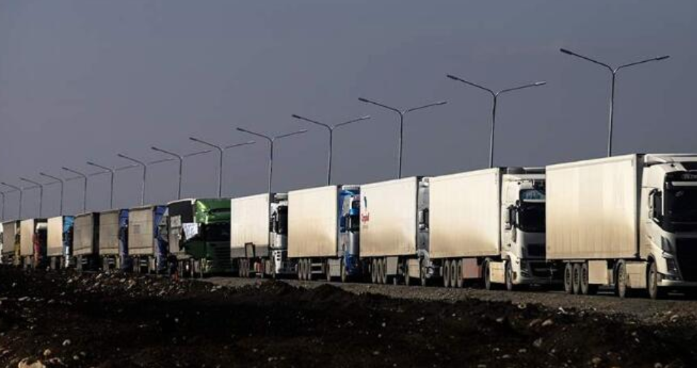 中俄陆运口岸大堵车！700辆卡车排队10公里等通关！