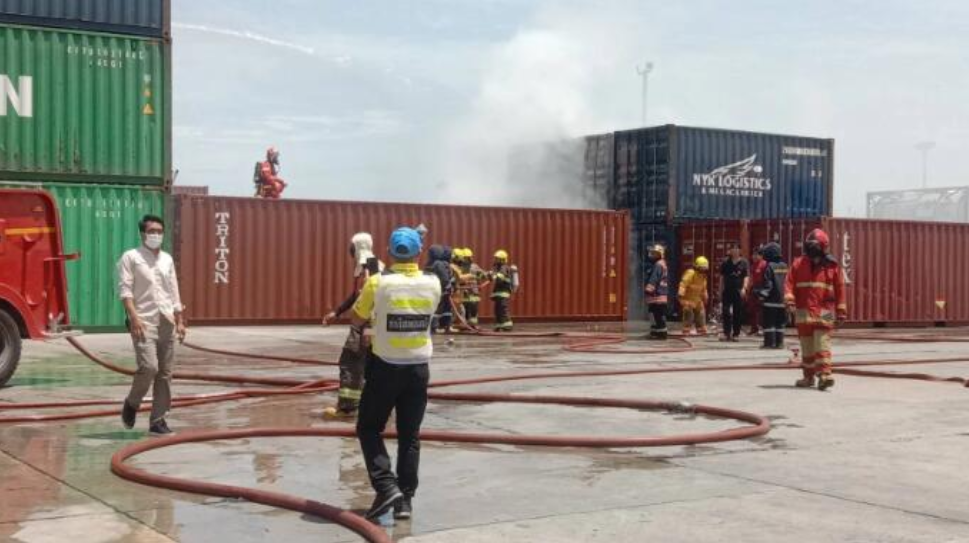 泰国海运林查班港集装箱突发爆炸大火！6名工人受伤！